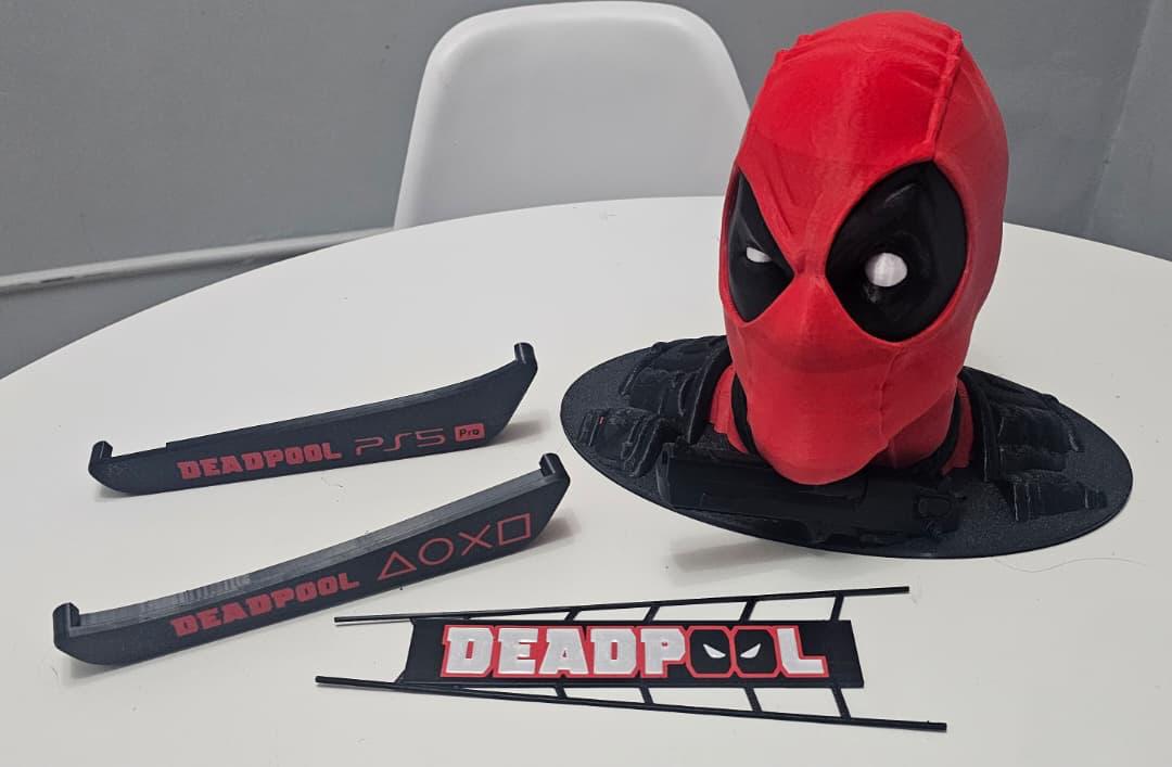 Combo soportes Deadpool (Incluye soportes para audifonos, control y consola, adicionalmente un frontal)